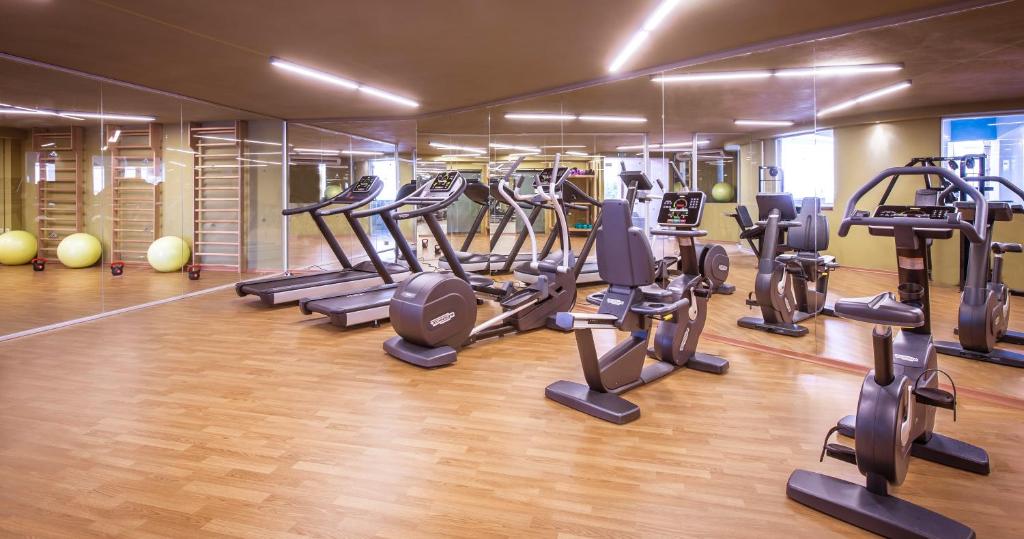 Moderns sporta zāle Fodele Beach & Water Park Resort ar dažādām iekārtām.
