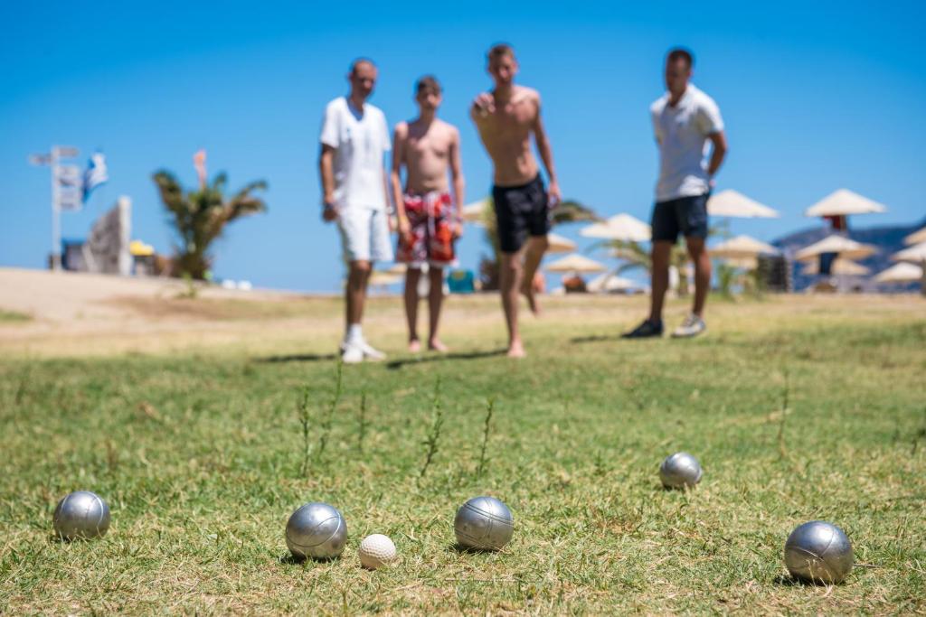 Vīrieši spēlē boulingu pie Fodele Beach & Water Park Resort pludmales