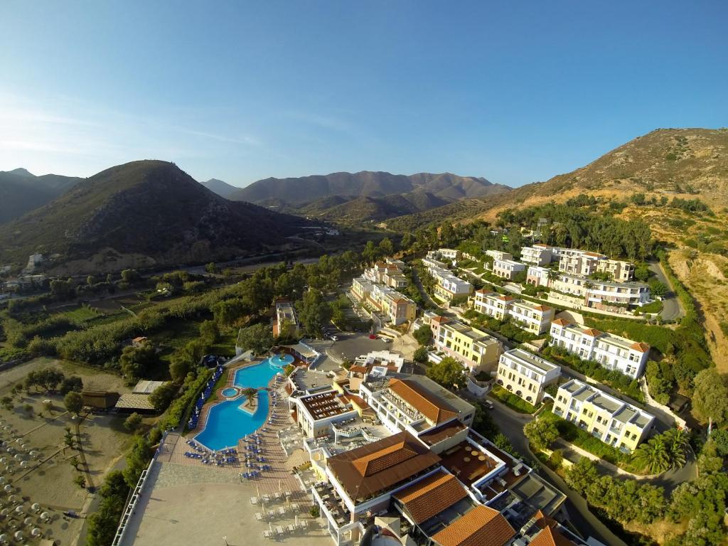 Fodele Beach & Water Park Resort ar skatu uz kalniem un baseinu