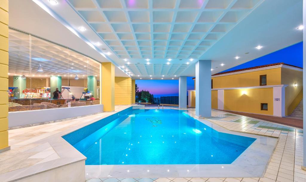 Fodele Beach & Water Park Resort iekštelpu peldbaseins ar modernu dizainu