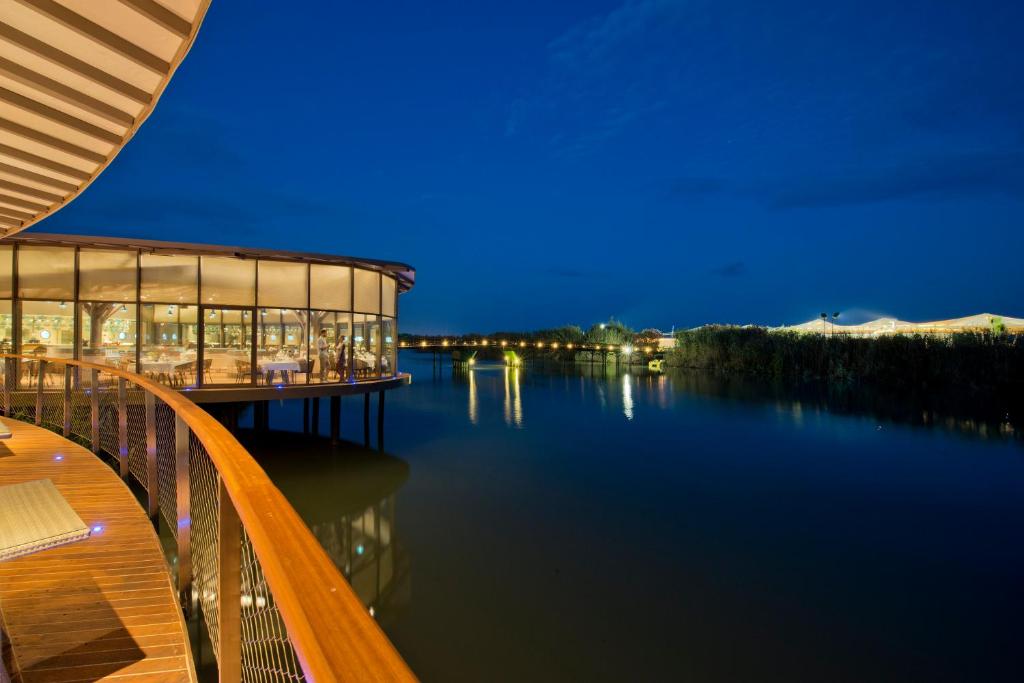 Xanadu Resort Hotel piekrastes restorāns ar skatu uz ūdeni naktī