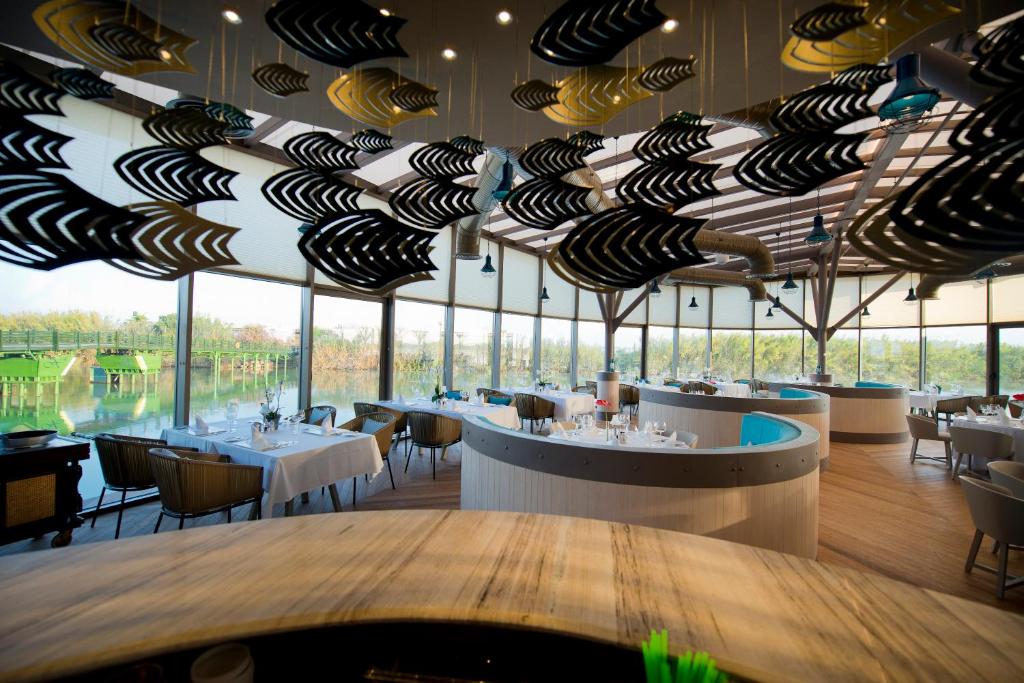 Moderns restorāns ar skatu uz ūdeni, Xanadu Resort Hotel