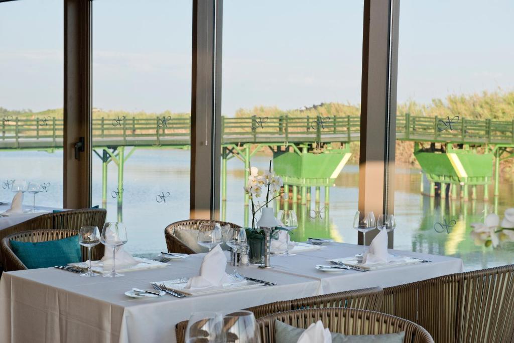 Eleganta ēdamzāle ar skatu uz ūdeni Xanadu Resort Hotel