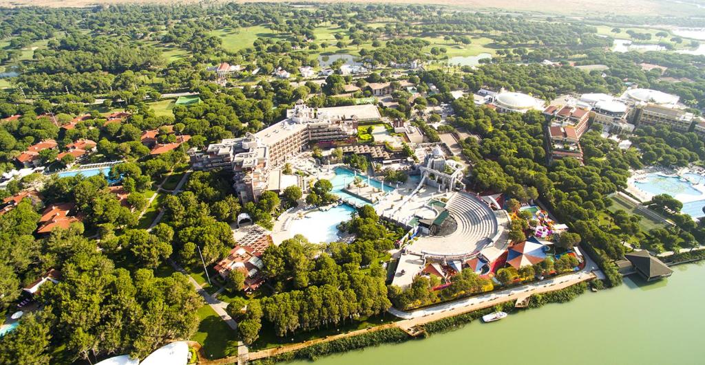 Xanadu Resort Hotel skats no gaisa ar peldbaseiniem un zaļumiem.