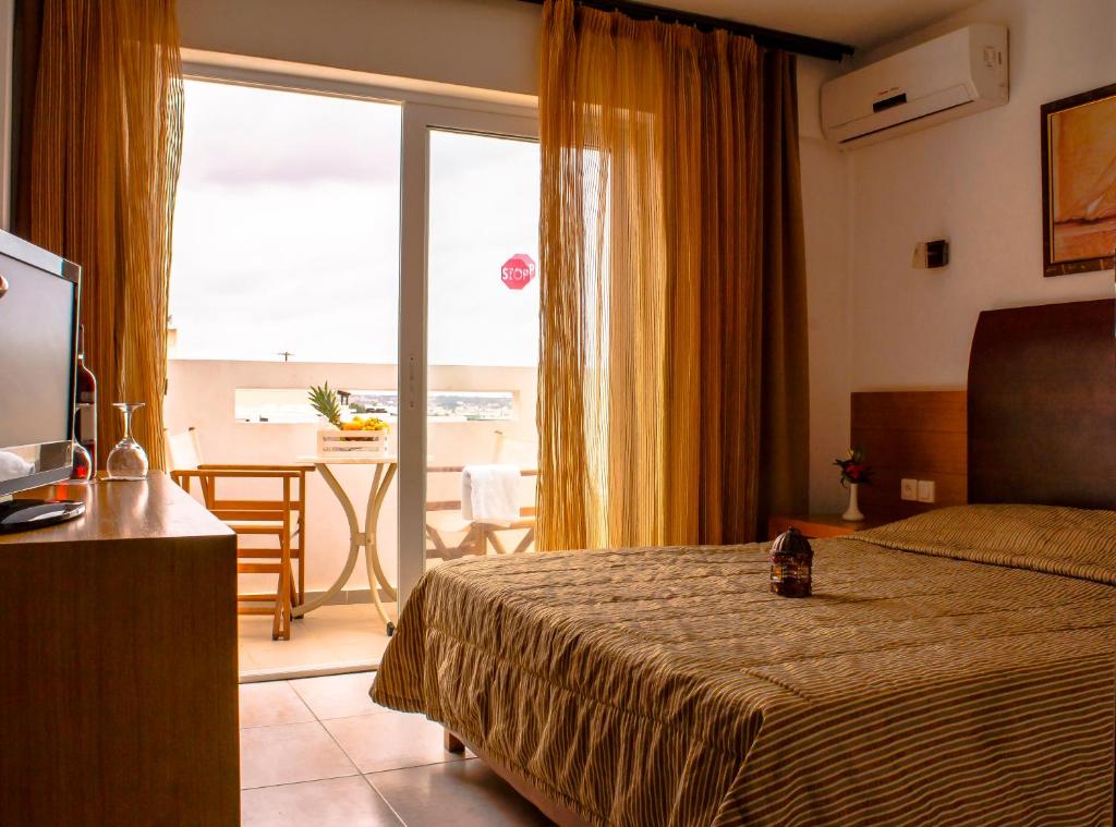 Mediterraneo Hotel moderns numurs ar balkonu un skatu uz piekrasti.