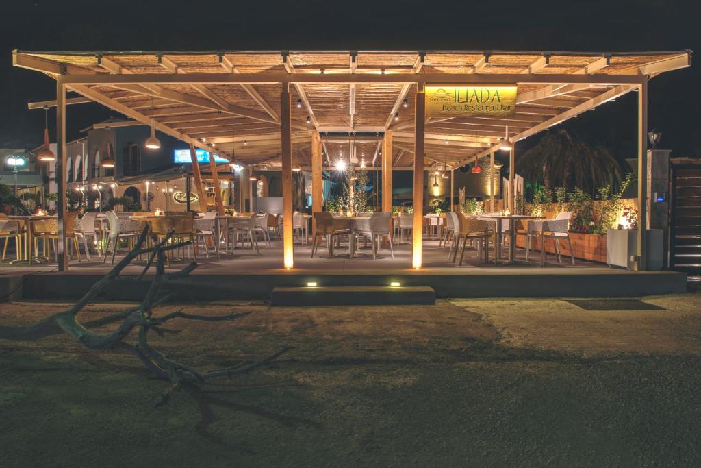 Restorāna "Leada" āra terase ar modernu apgaismojumu un elegantiem galdiem, kas rada patīkamu atmosfēru vakara pasākumiem. Daba apvij restorānu, piedāvājot mierīgu un relaksējošu vidi.