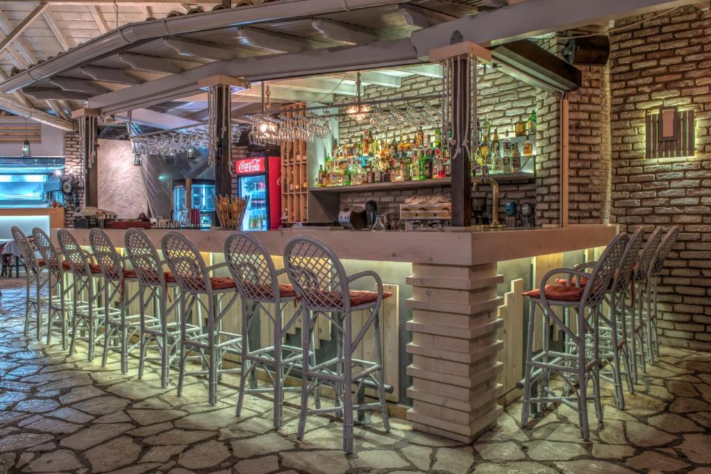 Stilīgs bārs ar gaisīgiem krēsliem un plašu dzērienu izvēli, kas izveidots ar siltu apgaismojumu un mūsdienīgu interjeru. Ideāla vieta relaksācijai un socializācijai.