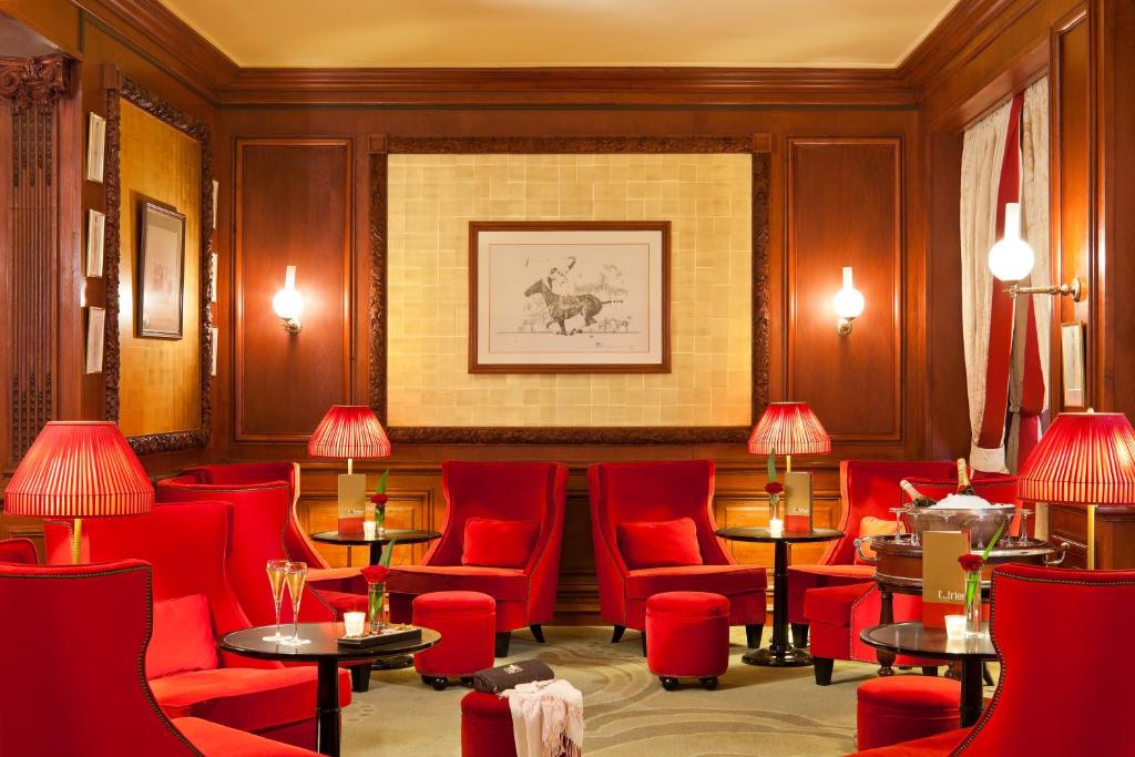 Sarkanu krēslu un lampu iekārtojums Hôtel Barrière Le Royal Deauville.
