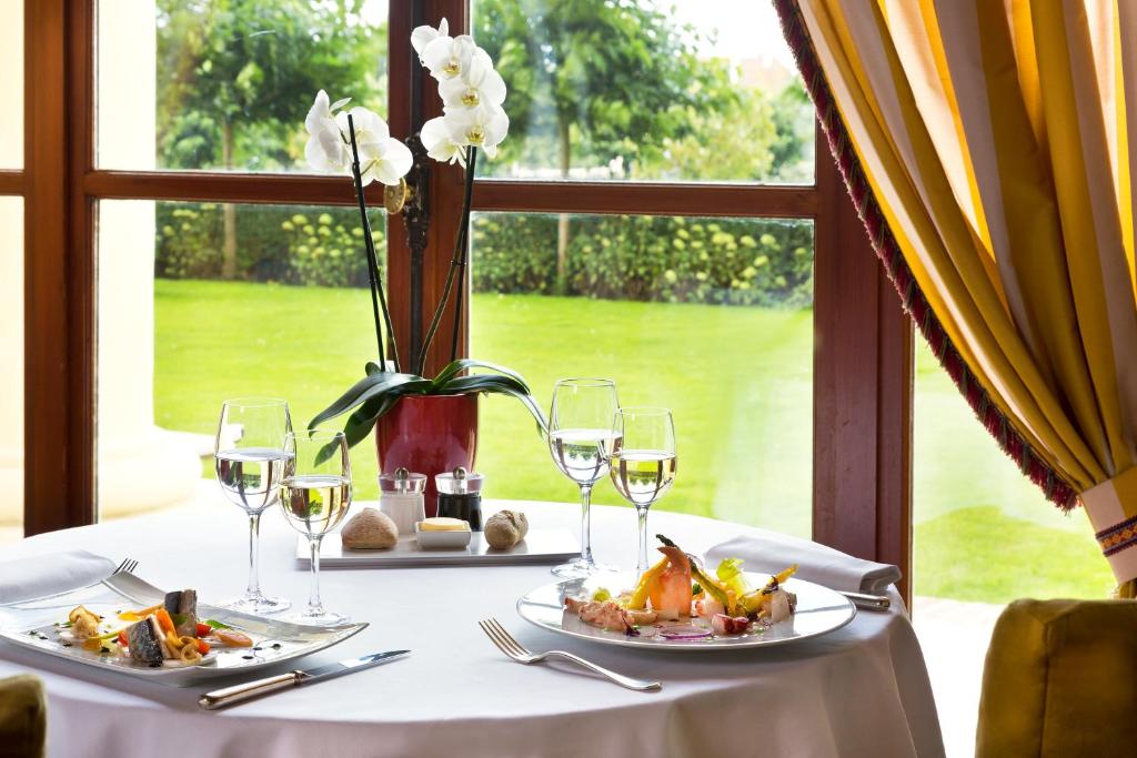 Eleganta galda iestatīšana ar ēdieniem un ziediem Hôtel Barrière Le Royal Deauville