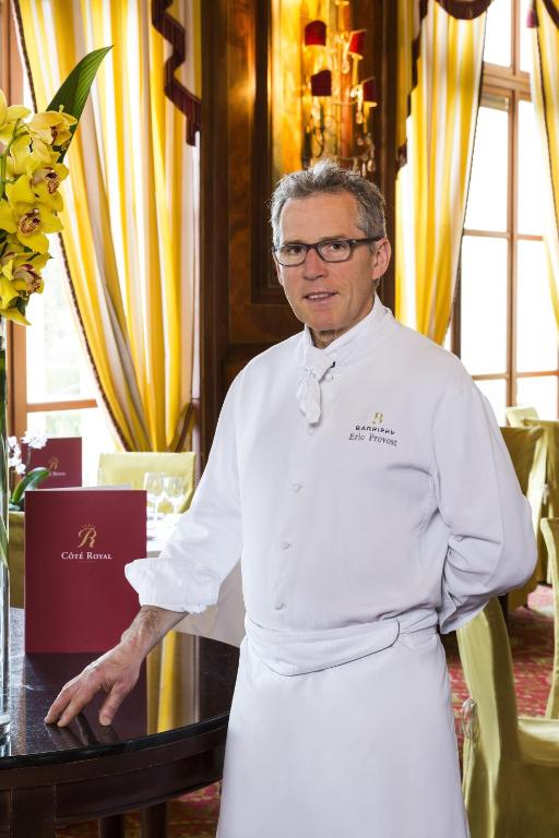 Šefpavārs viesnīcā Hôtel Barrière Le Royal Deauville ar ziediem fonā