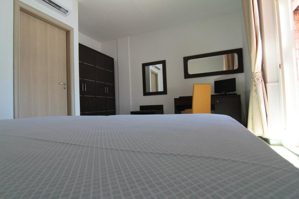 Mūsdienīgs guļamistabas iekārtojums ar ērtu gultu, skapjiem un darba vietu. Gaismas un telpas dizains rada patīkamu atmosfēru.