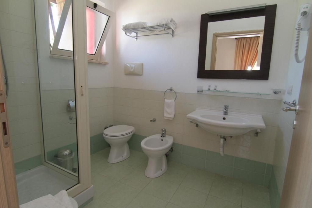 Mūsdienīgs vannas istabas interjers ar dušu, tualeti un izlietni, kā arī gaismas logu un spoguli. Svaigs un tīrs dizains ar gaišām krāsām.