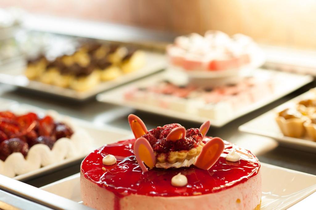 Saldētais deserts ar zemeņu pārklājumu pie Ali Bey Club