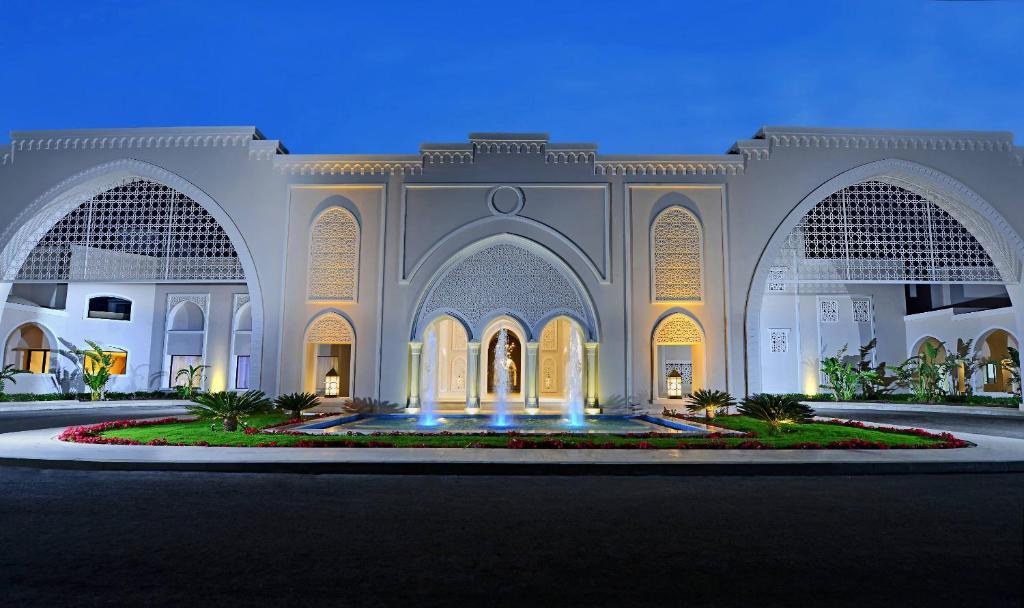 Steigenberger Alcazar viesnīcas eleganta fasāde piekrastē ar izsmalcinātu arhitektūru.