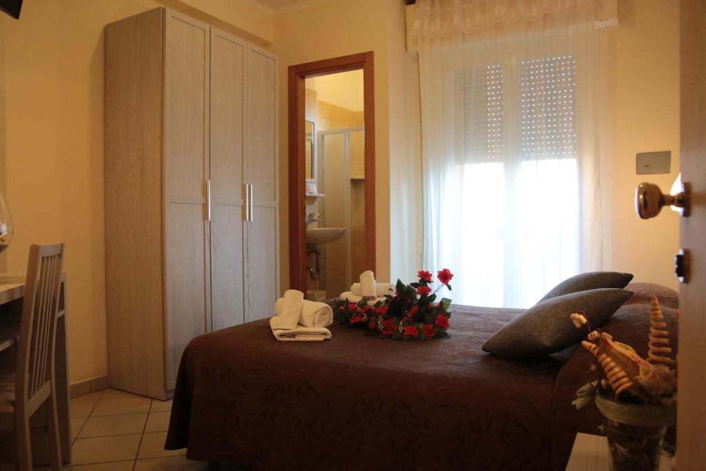 Mājīgs viesnīcas numurs ar divguļamo gultu, dekorētu ar rozēm, un ērtu sēdvietu. Iekārtots ar modernu mantu skapīti un logiem, kas sniedz dabīgu apgaismojumu.