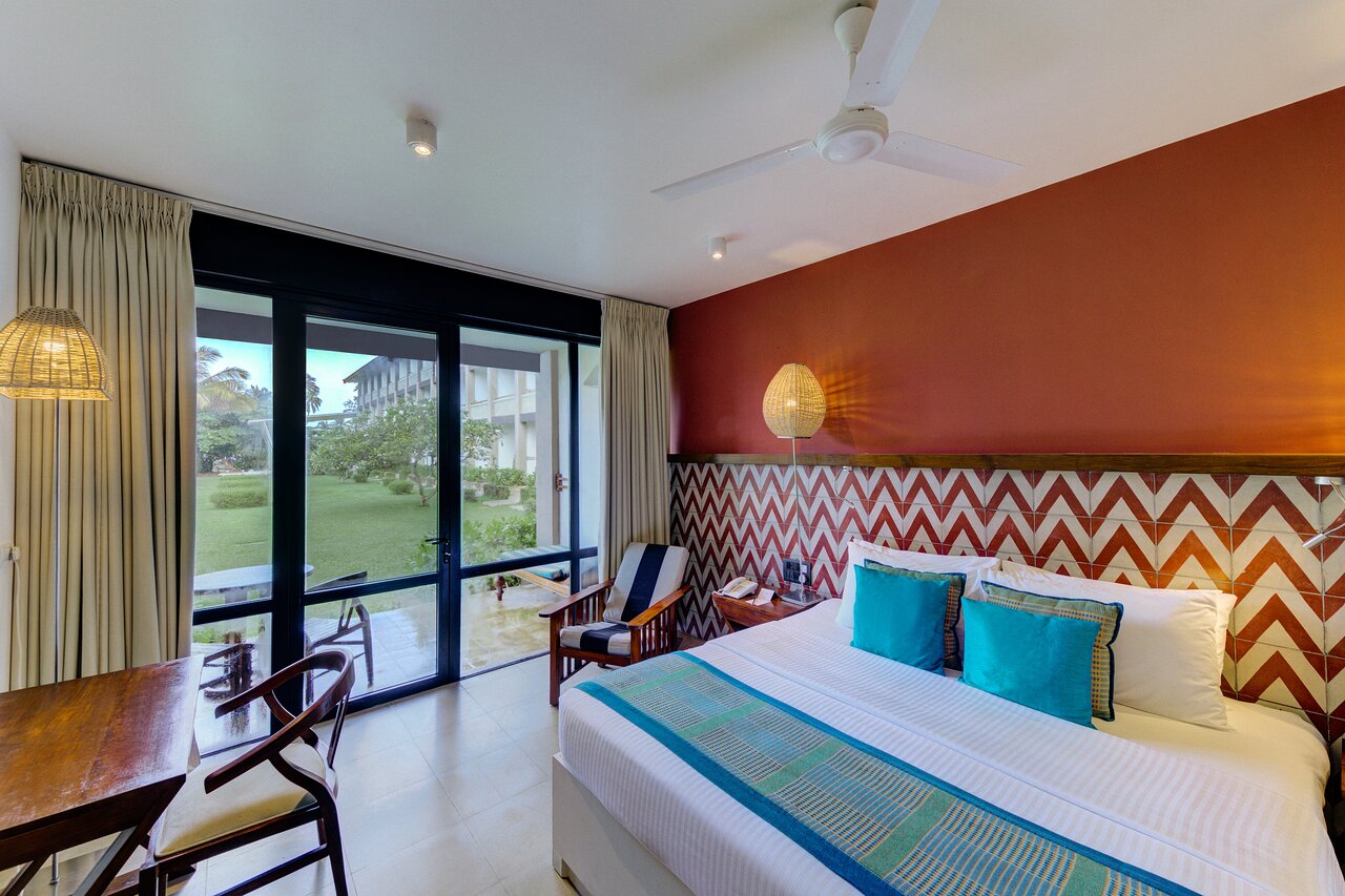 Cinnamon Bey numurs ar skatu uz dārzu