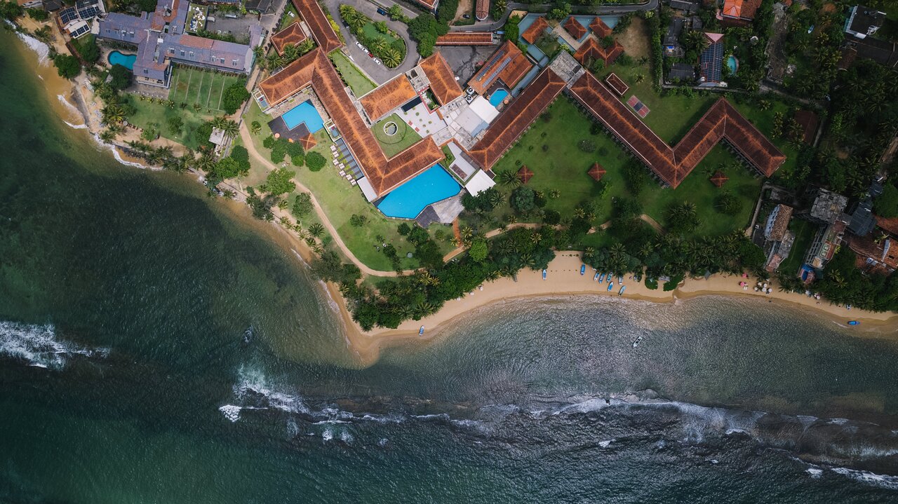 Cinnamon Bey piekrastes skats ar pludmali un baseinu.