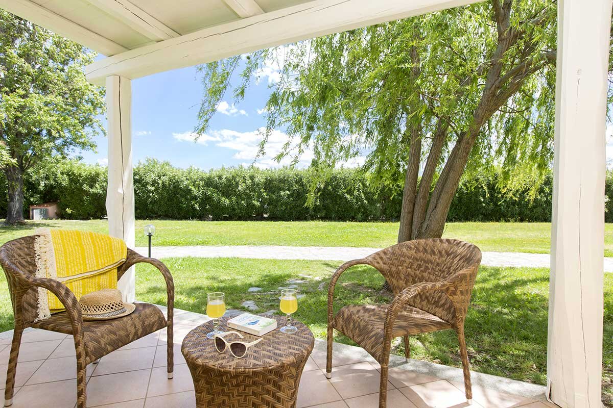 Futura Cala Fiorita terase ar skatu uz dārzu