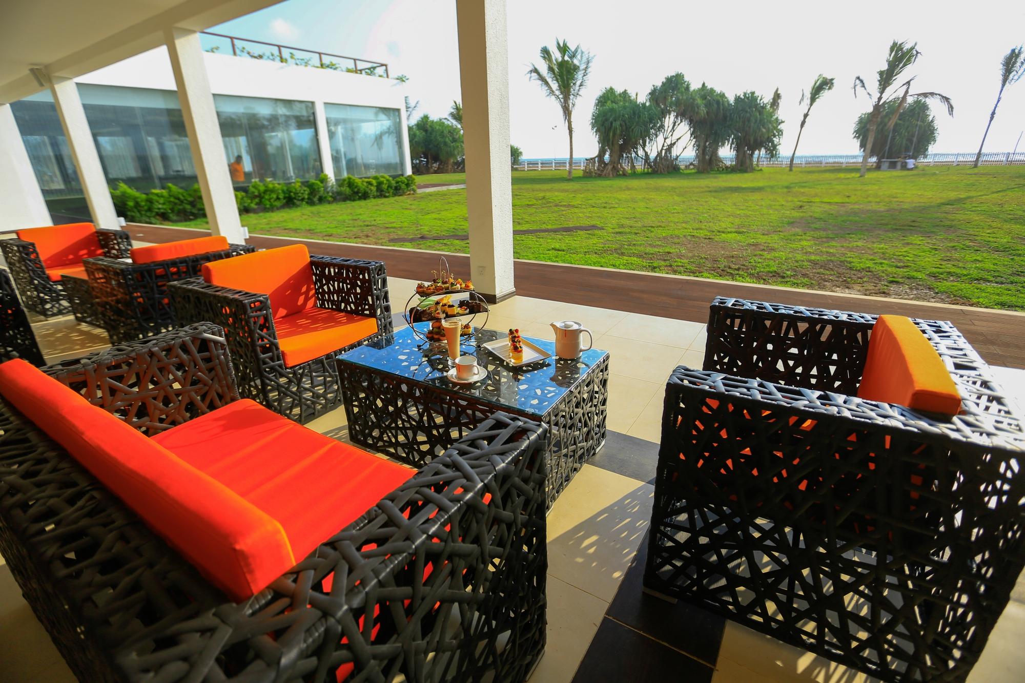 Āra terase ar skatu uz dārzu Citrus Waskaduwa viesnīcā.