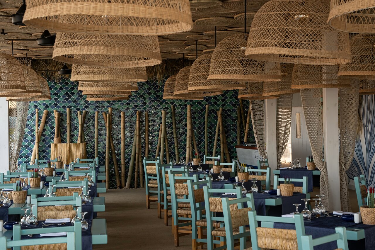 Desert Rose Resort restorāns ar bambusa un pinuma dekoru