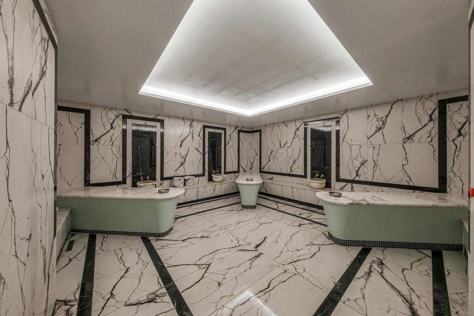 Voya Beach Resort grezns turku hamams ar marmora apdari un tradicionāliem mazgāšanās galdiem