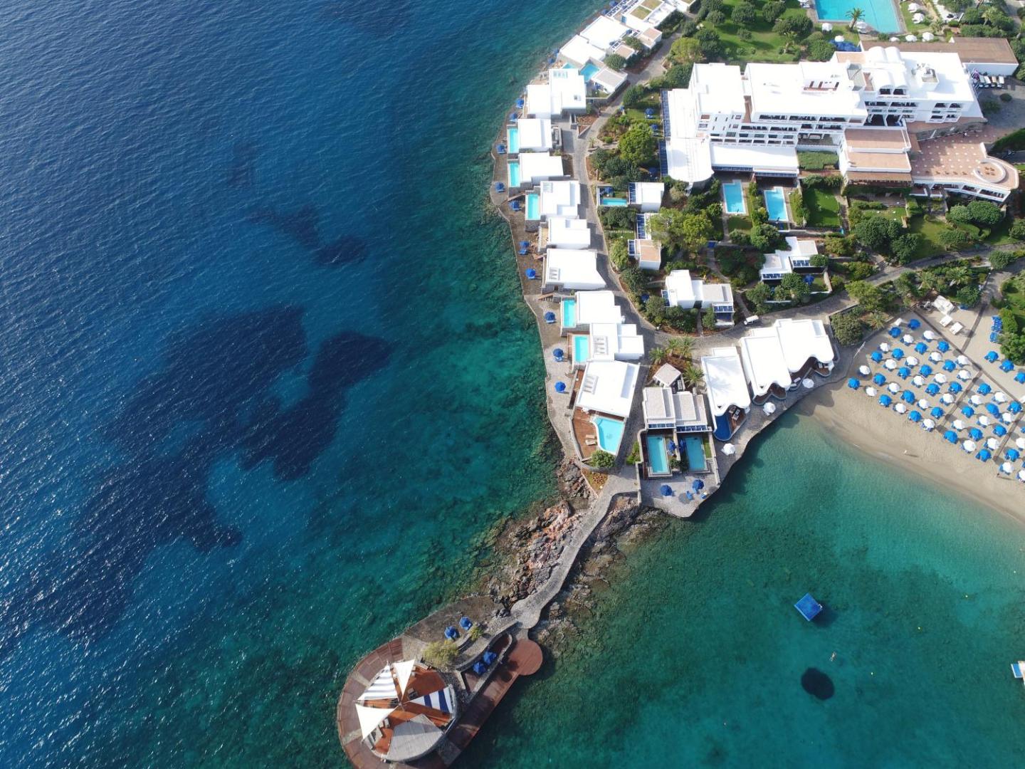 Elounda Beach Hotel And Villas numuri ar tiešu piekļuvi baseinam piekrastē, skats uz zilo jūru un piekrastes platformu.