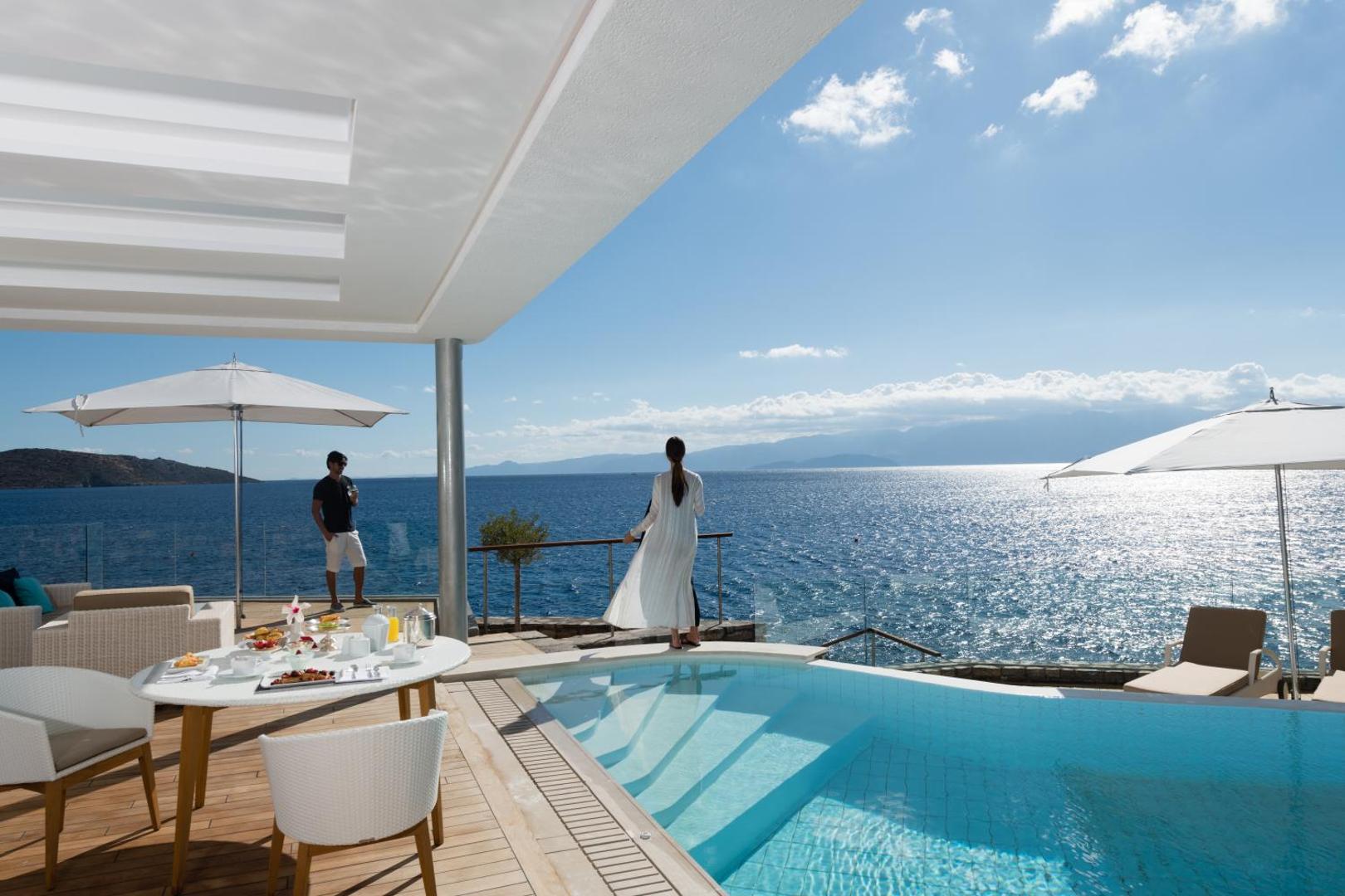 Elounda Beach Hotel And Villas numurs ar tiešu piekļuvi baseinam un skatu uz jūru, brokastu galds uz terases