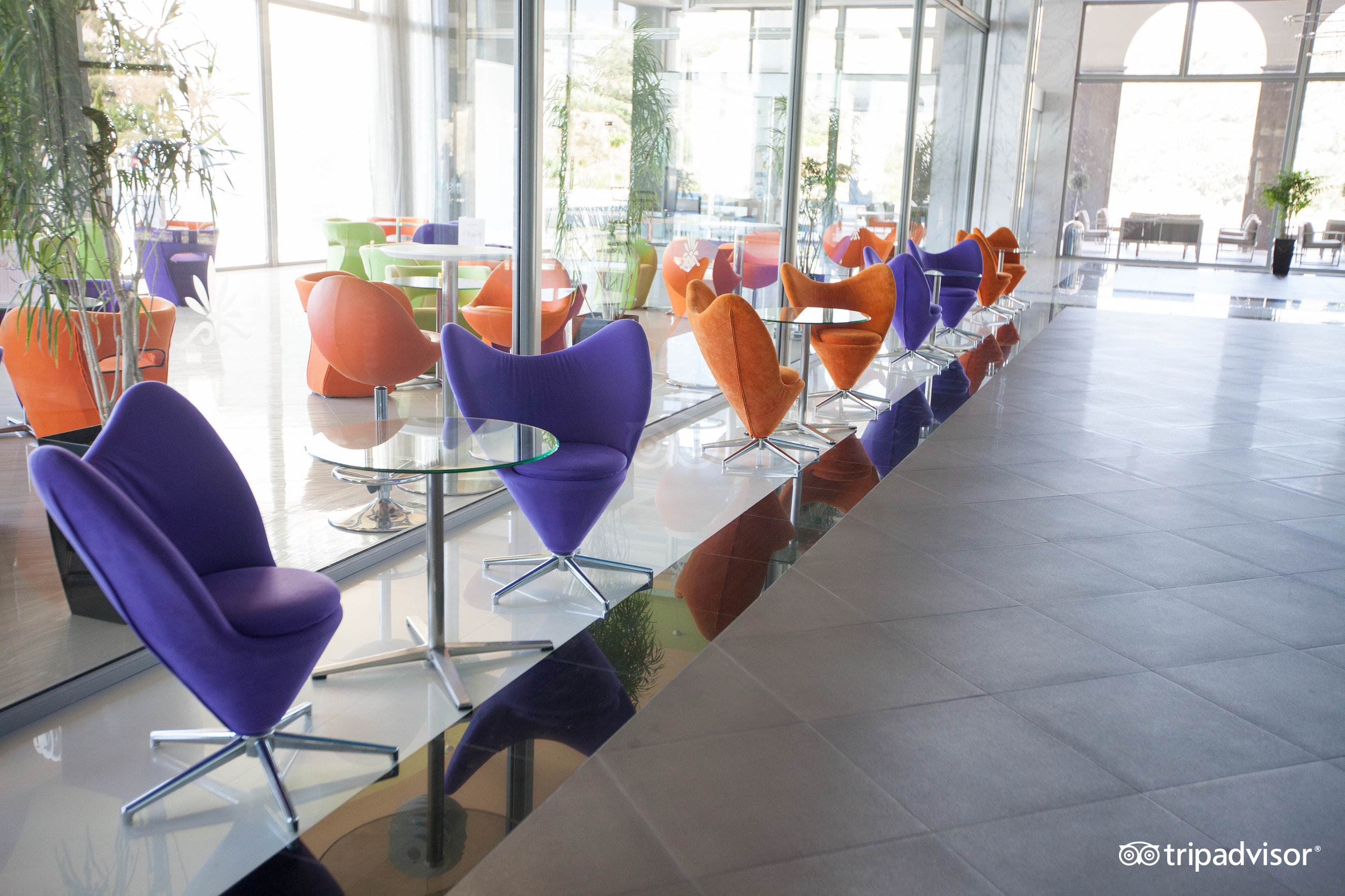 Atrium Platinum Luxury Resort Hotel & Spa lobby bāra zona ar krāsainiem dizaina krēsliem un stikla galdiņiem Rodā.