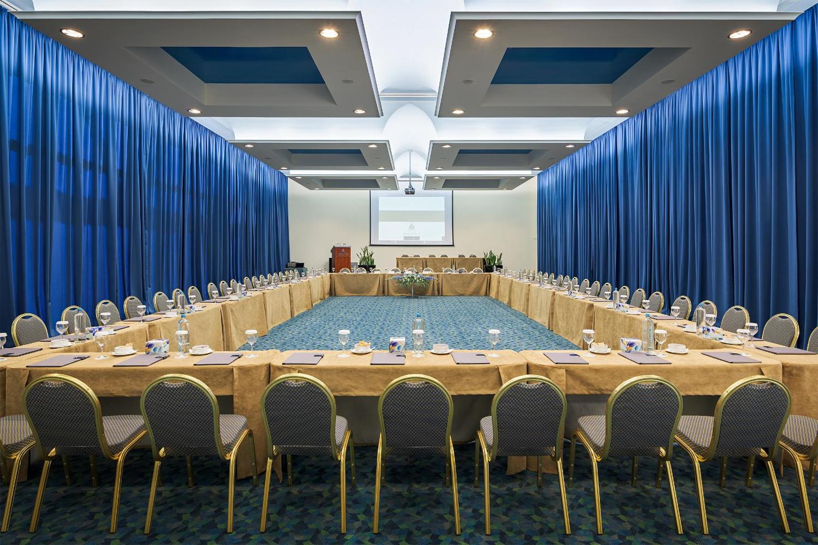 Atrium Platinum Luxury Resort Hotel & Spa konferenču zāle ar U-veida galdu izkārtojumu, ziliem aizkariem un modernu apgaismojumu Rodā