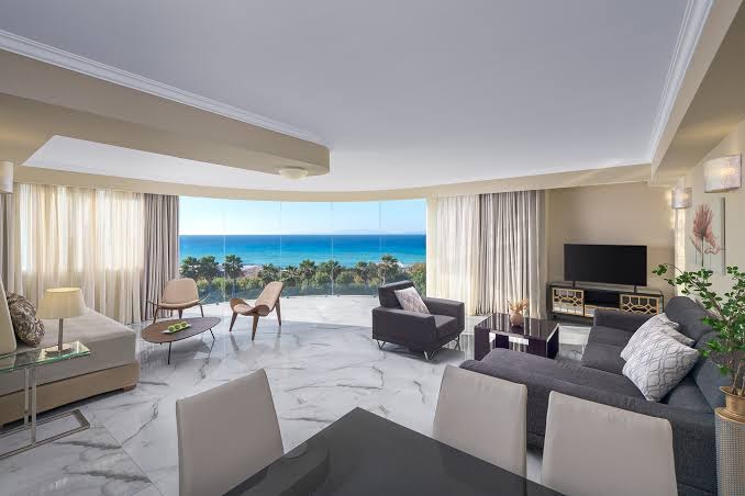 Atrium Platinum Luxury Resort Hotel & Spa plašs luksusa numurs ar viesistabas zonu un panorāmas skatu uz jūru