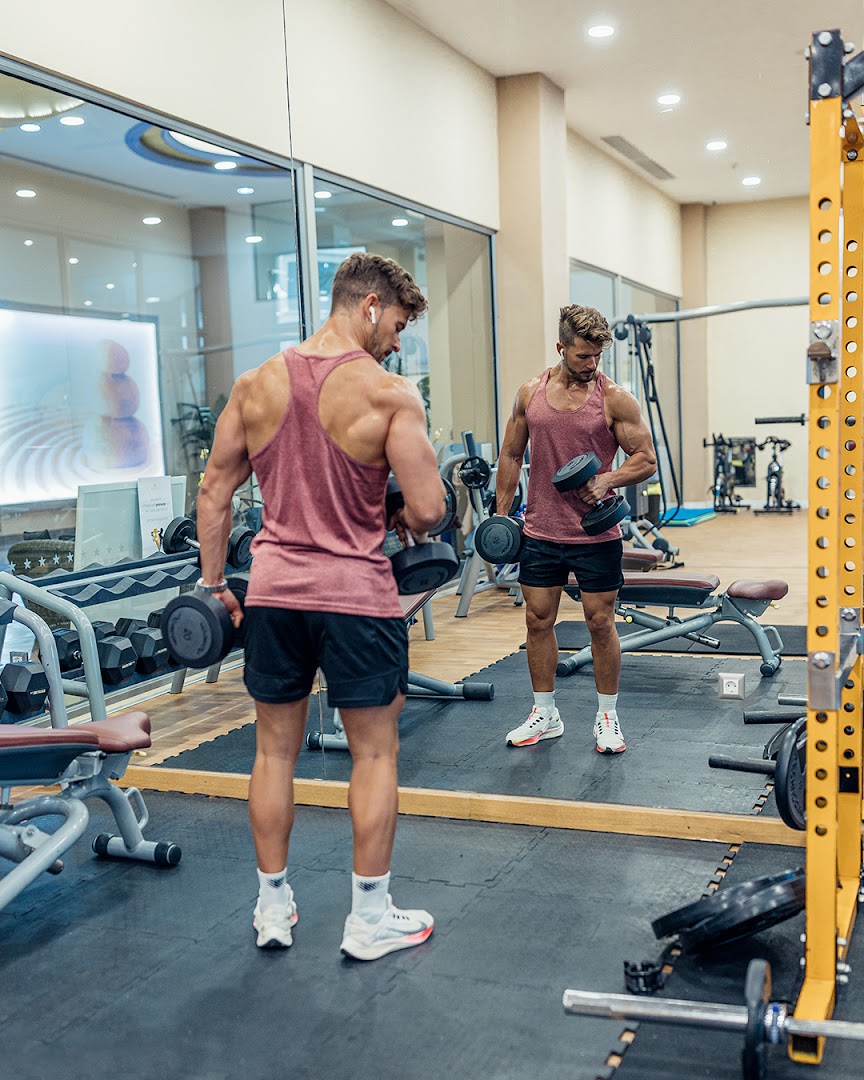 Atrium Platinum Luxury Resort Hotel & Spa fitnesa centrs ar modernu aprīkojumu, svariem un spoguļiem Rodas salā