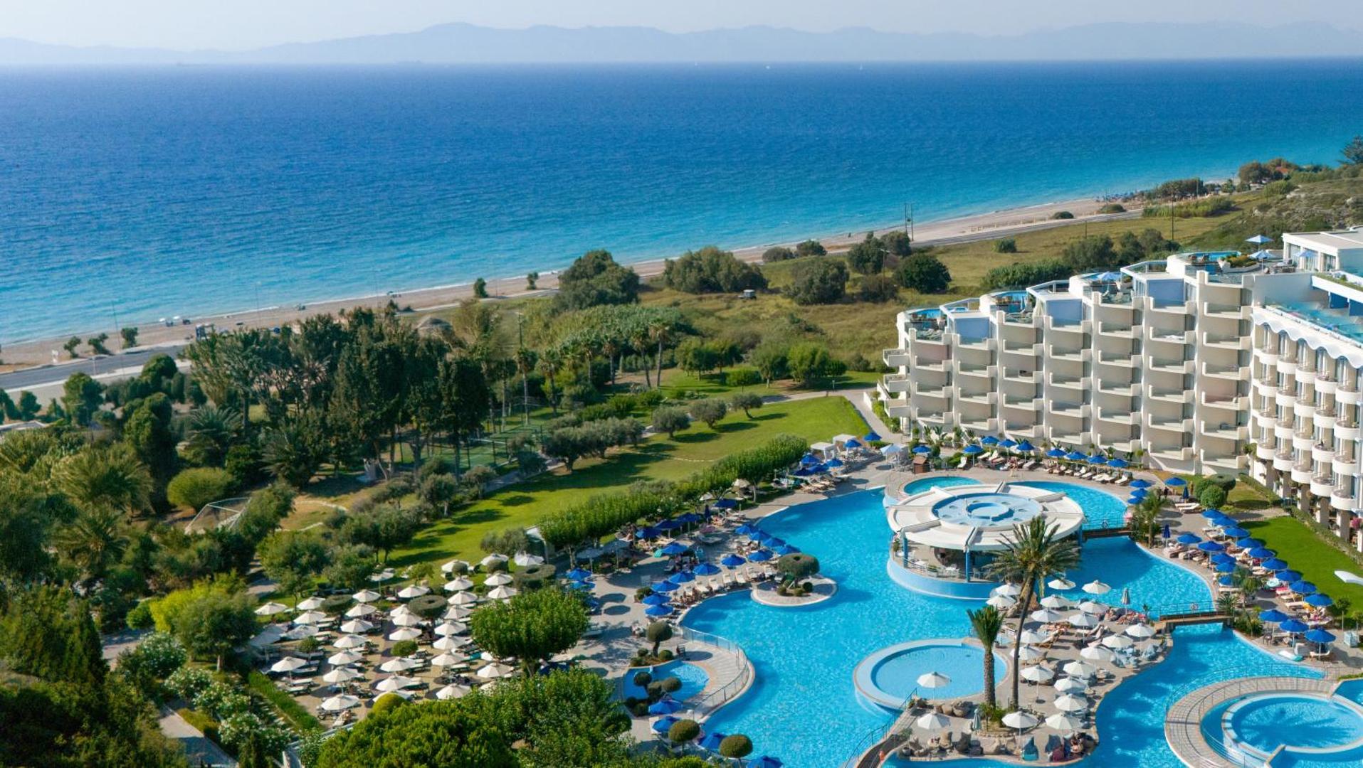 Atrium Platinum Luxury Resort Hotel & Spa skats no augšas uz baseinu kompleksu un Egejas jūras piekrasti Rodas salā