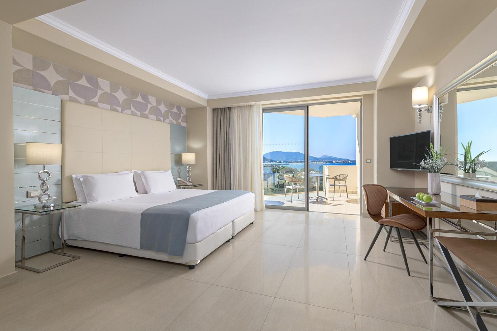 Atrium Platinum Luxury Resort Hotel & Spa gaišs divvietīgs numurs ar balkonu un skatu uz piekrasti Rodā