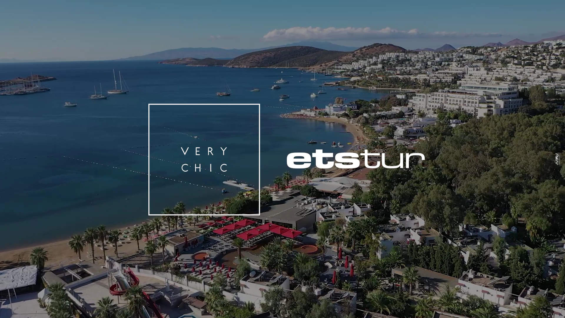 Panorāmas skats uz Otium Senses Very Chic Bodrum teritoriju, Gumbetas līci un jahtām Egejas jūrā