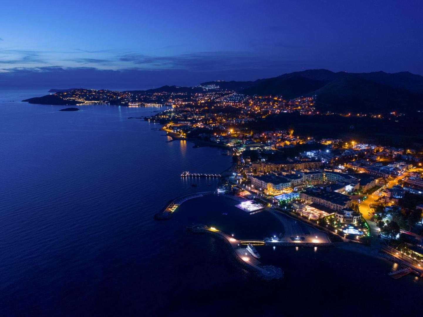 La Blanche Resort & Spa un Turgutreisas pilsētas naksnīgais panorāmas skats no putna lidojuma ar izgaismotu piekrasti