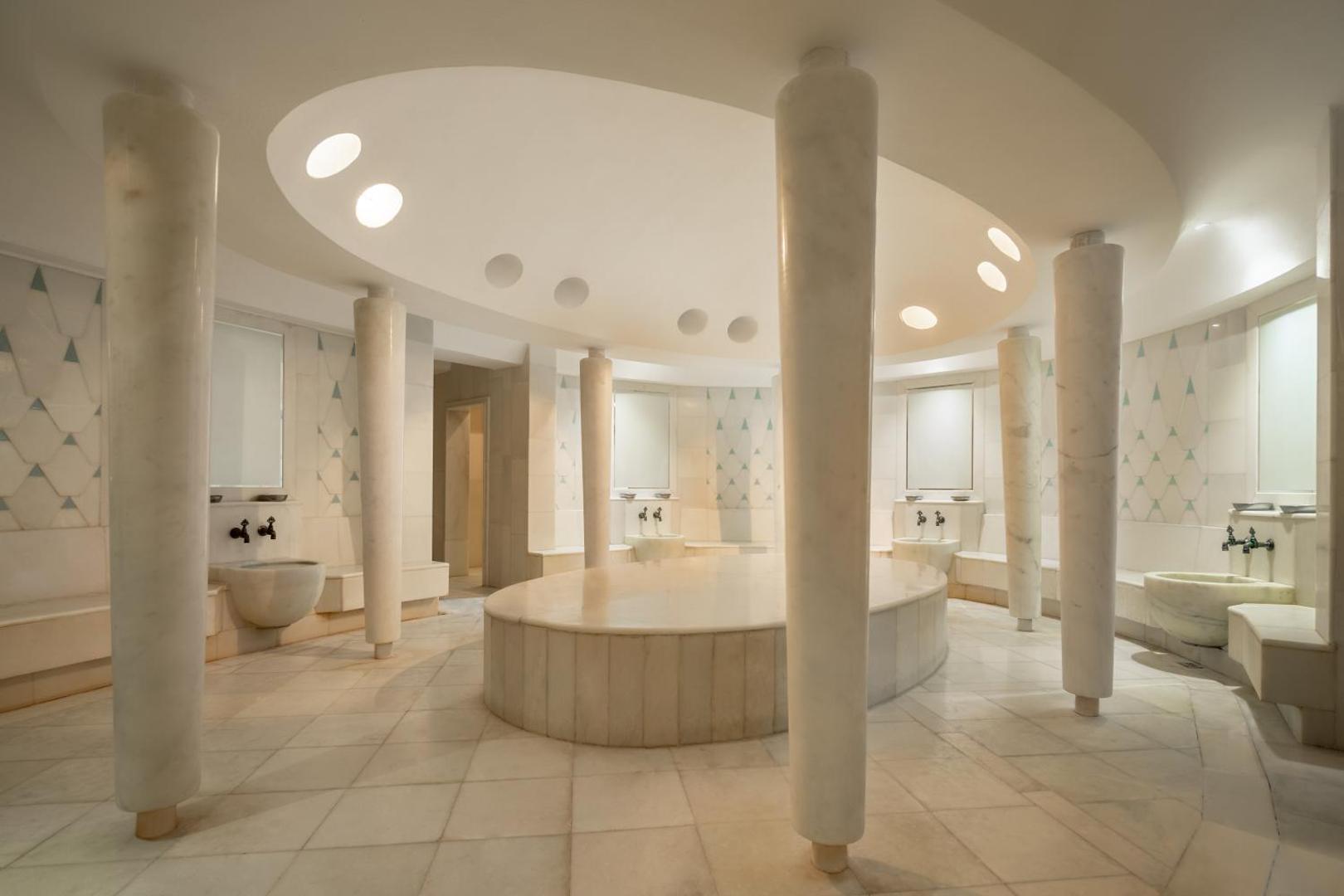 La Blanche Resort & Spa tradicionālais turku hammam ar marmora apdari un kolonnām Bodrumas reģionā — plaša spa zona atpūtai