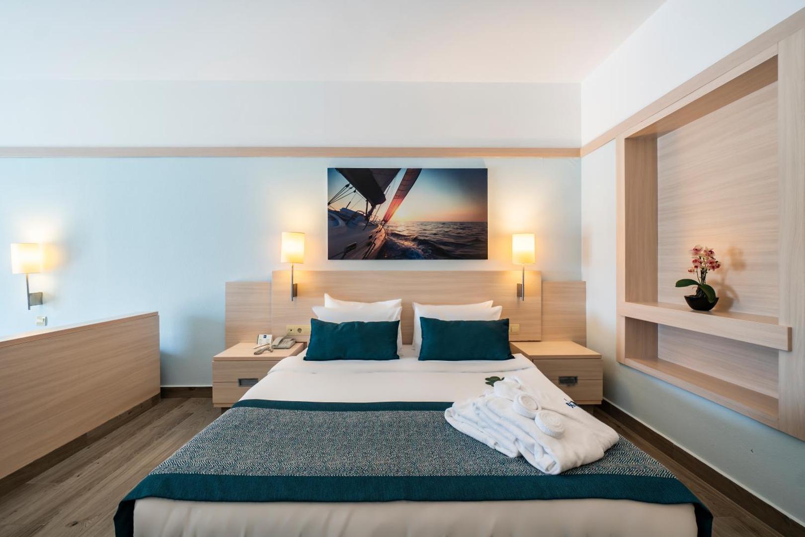 La Blanche Resort & Spa numura interjers ar divguļamo gultu, dekoratīvu gleznu un halātiem Bodrumā, Turcijā