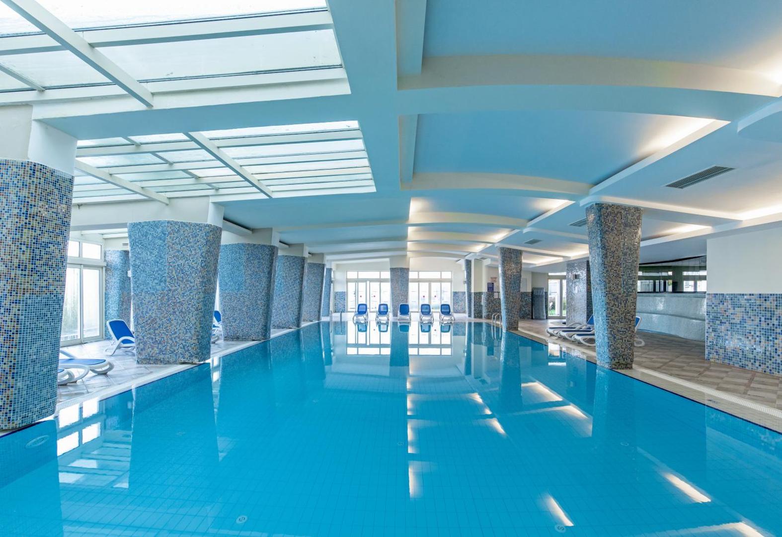 La Blanche Resort & Spa iekštelpu baseins ar mozaīkas kolonnām un stikloto jumtu spa centrā Bodrumā