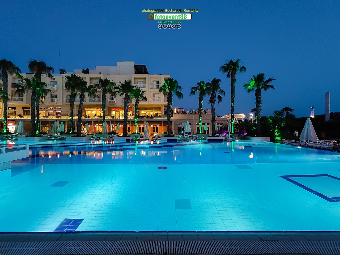 La Blanche Resort & Spa izgaismots āra baseins un viesnīcas ēka vakarā ar palmām un restorāna zonu Bodrumā