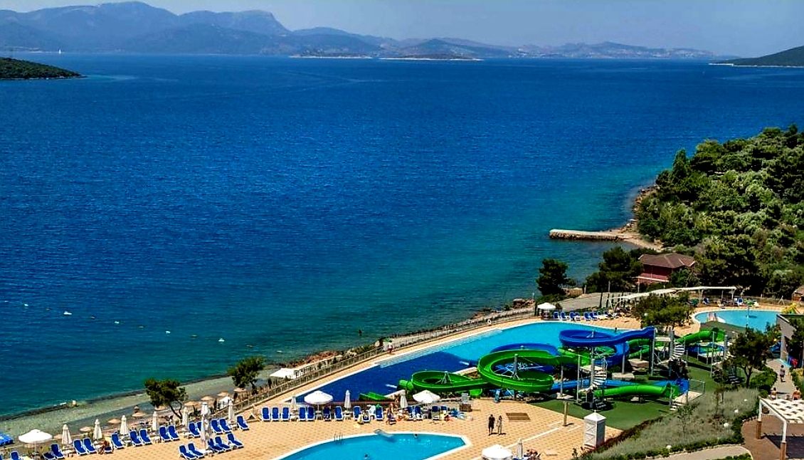 La Blanche Resort & Spa āra baseinu zona ar ūdens slidkalniņiem un skatu uz Egejas jūru Turgutreisā, Bodrumas reģionā