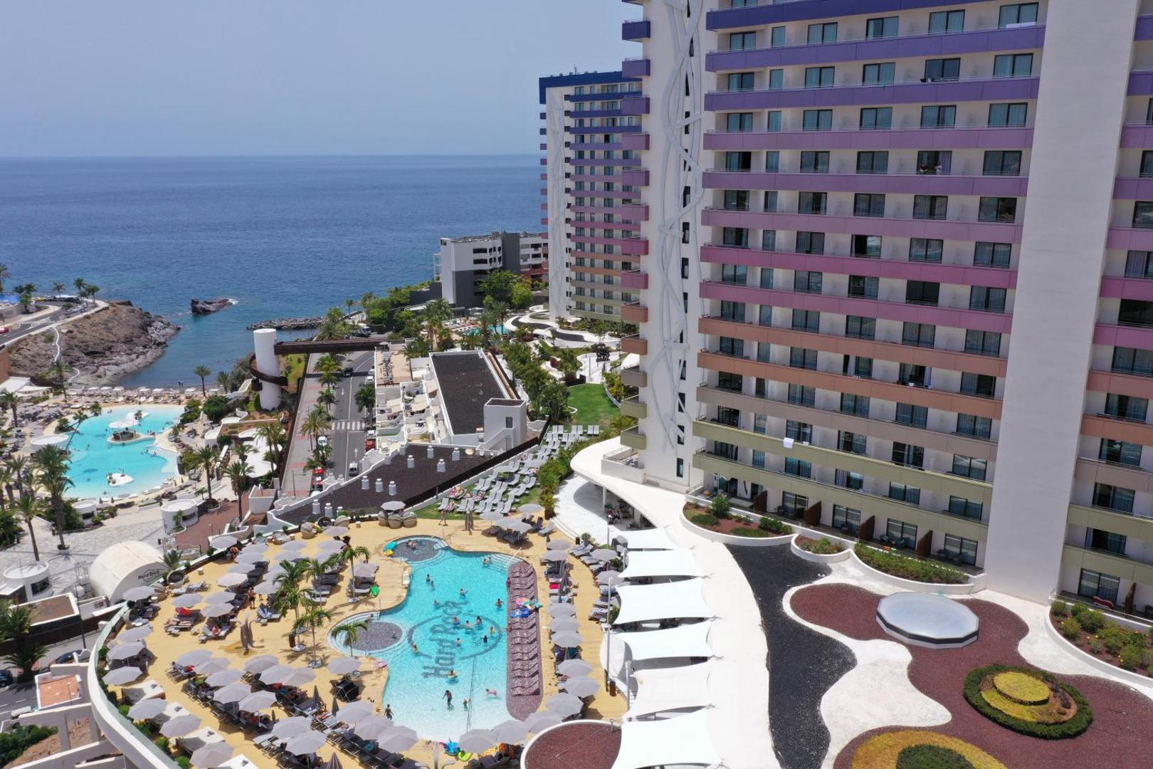Skats no augšas uz Hard Rock Hotel Tenerife teritoriju, baseiniem, sauļošanās zonām un okeāna piekrasti Tenerifes dienvidos.
