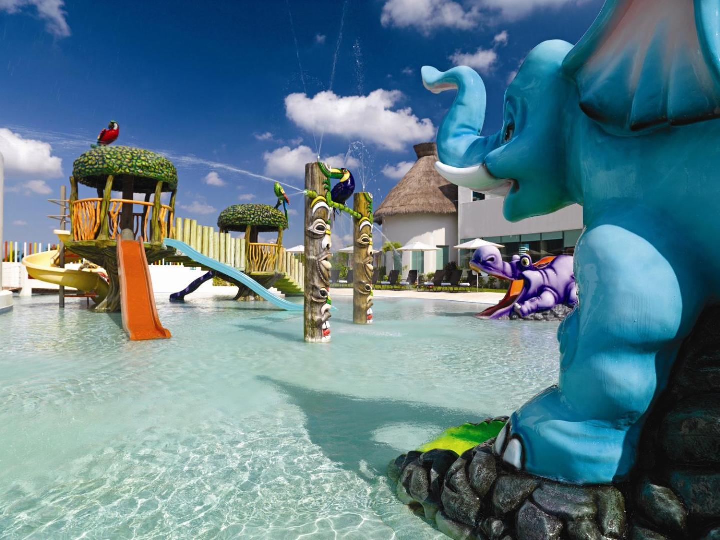 Hard Rock Hotel Cancun bērnu ūdens atrakciju parks ar slidkalniņiem, ziloņa figūru un seklu baseinu ģimenes atpūtai