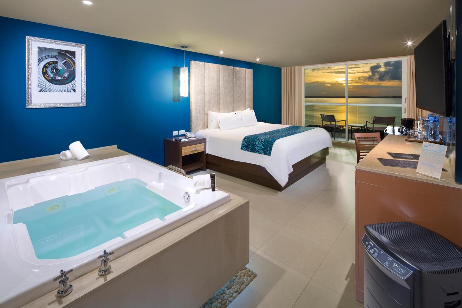 Hard Rock Hotel Cancun moderns numurs ar divguļamo gultu, hidromasāžas vannu un skatu uz lagūnu saulrietā Kankunā, Meksikā