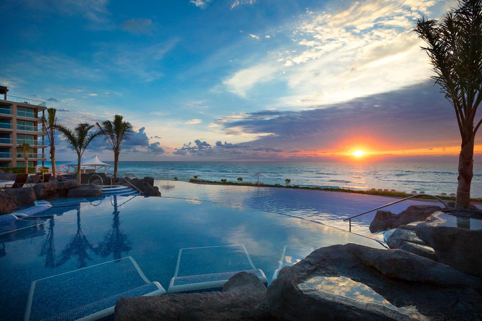 Hard Rock Hotel Cancun bezgalības baseins ar skatu uz Karību jūru un saullēktu Kankunas piekrastē