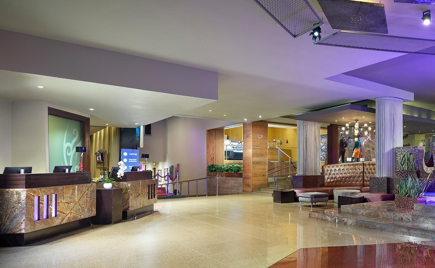 Hard Rock Hotel Cancun modernā recepcijas zona un lobby ar marmora apdari un stilīgu apgaismojumu Kankunā, Meksikā