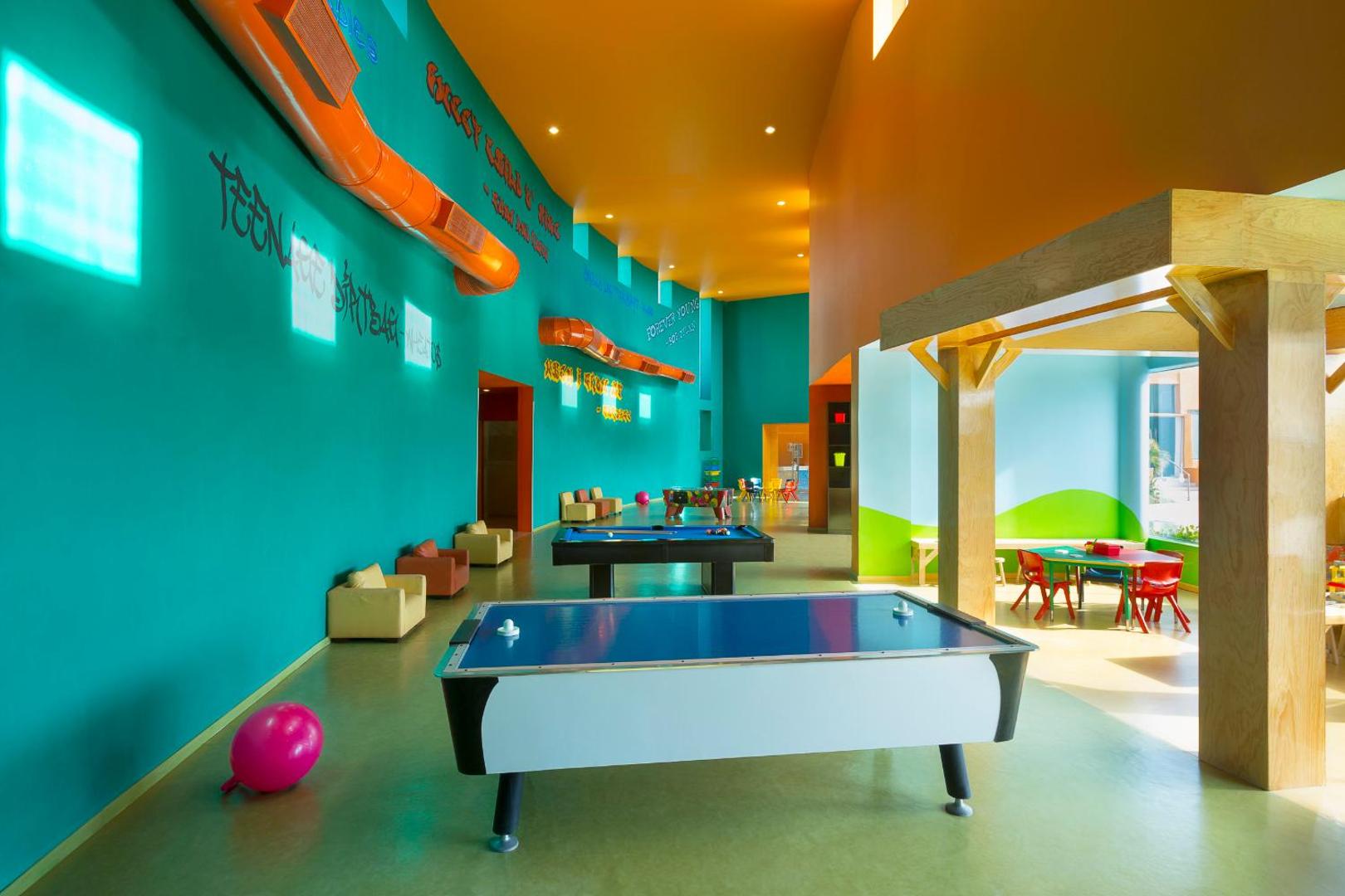 Hard Rock Hotel Cancun bērnu un pusaudžu klubs ar gaisa hokeju, biljarda galdu un košām, krāsainām sienām