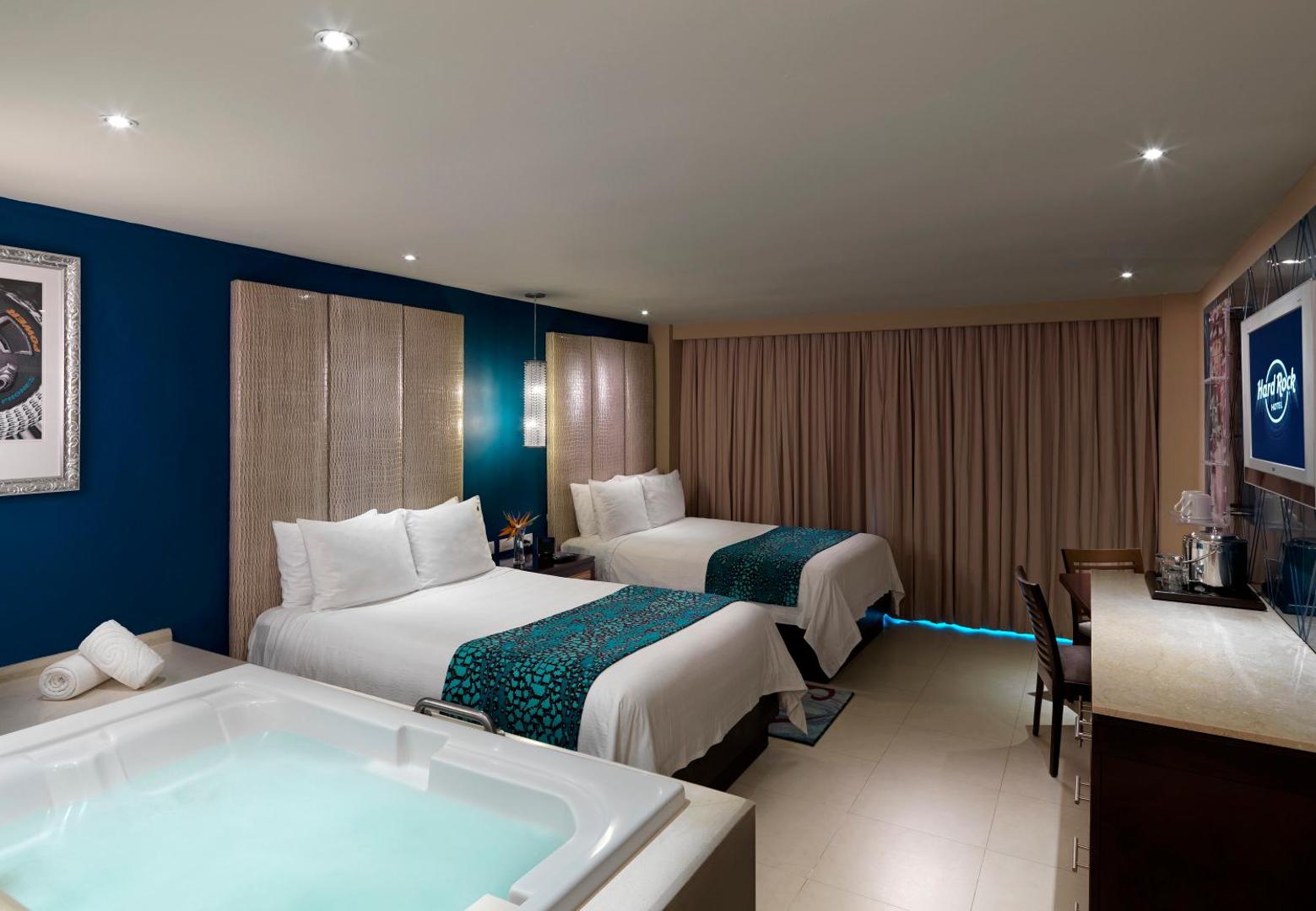 Hard Rock Hotel Cancun numurs ar divām gultām, hidromasāžas vannu un ziliem interjera akcentiem Kankunas kūrortā