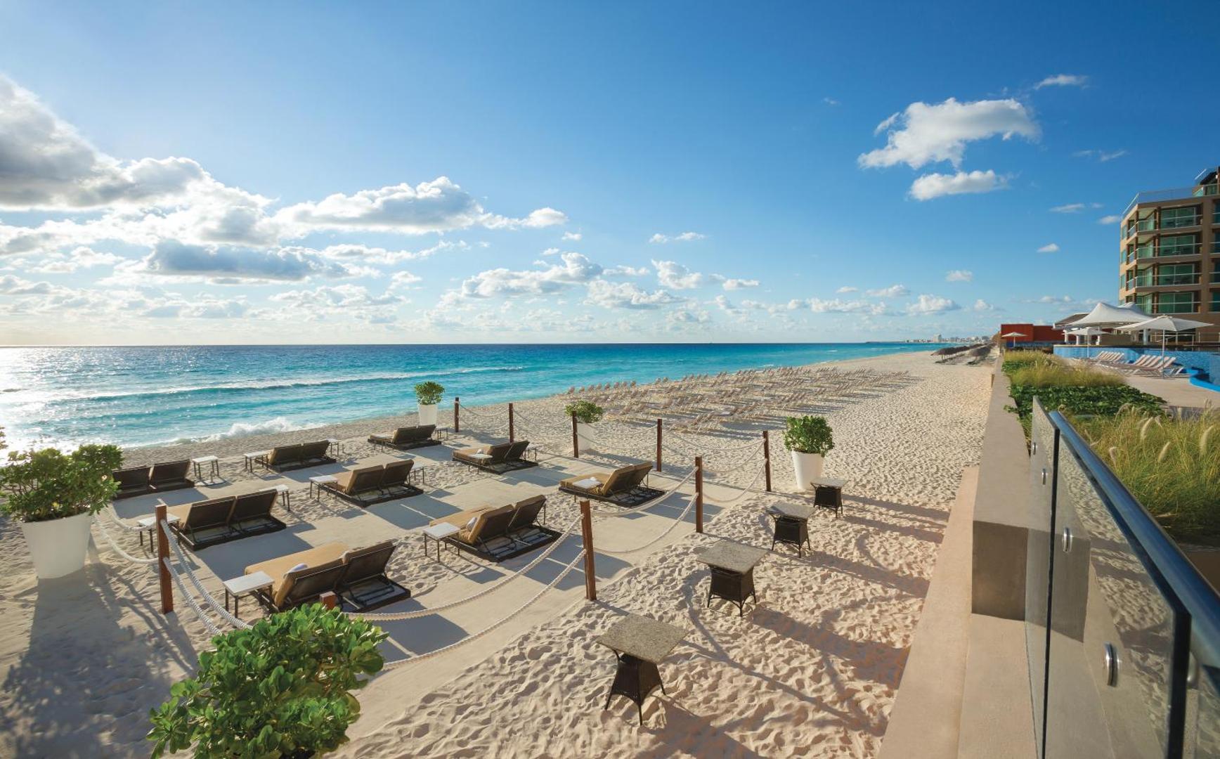 Hard Rock Hotel Cancun ekskluzīva atpūtas zona pludmalē ar ērtiem dīvāniem un skatu uz tirkīzzilo Karību jūru