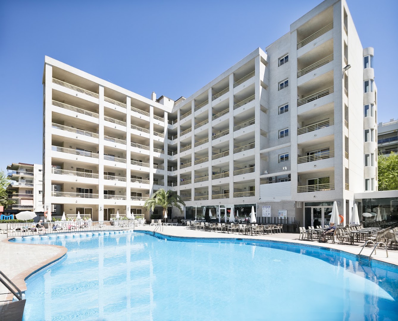 Best Da Vinci viesnīcas fasāde un lielais āra baseins Salovā, Spānijā — saulaina atpūtas zona ar galdiņiem un numuru balkoniem.