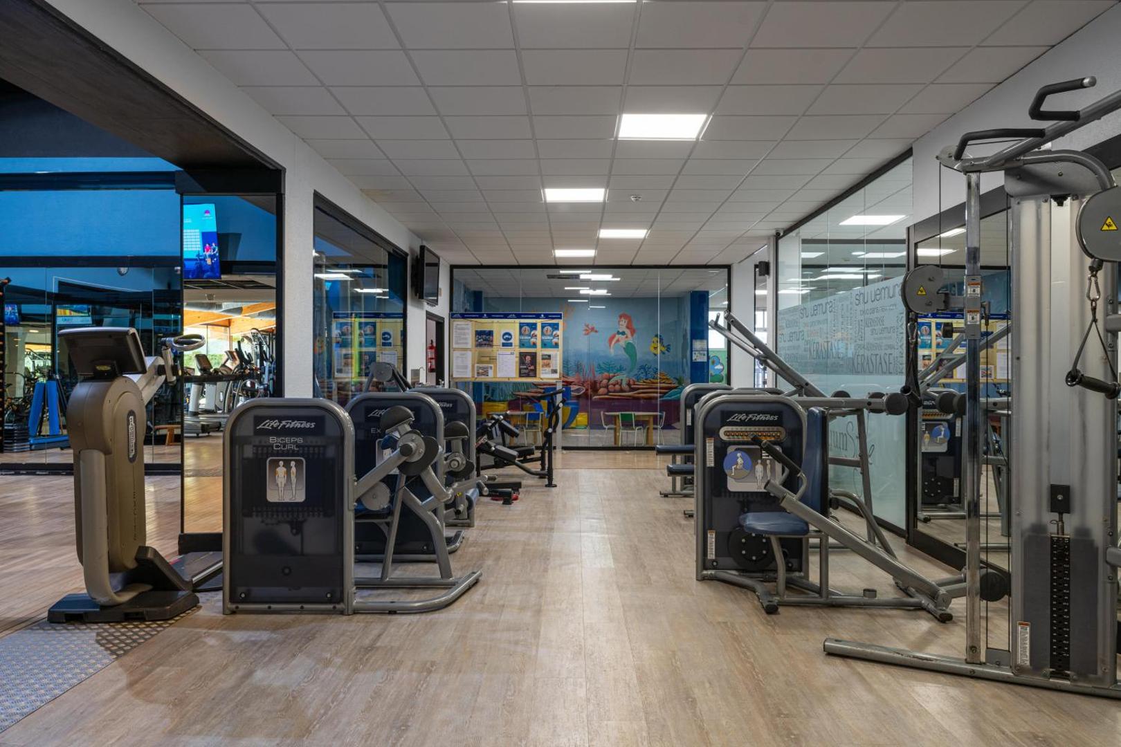 Oassium Hotel moderns fitness centrs ar Life Fitness spēka trenažieriem un plašu telpu aktīviem treniņiem atvaļinājuma laikā.